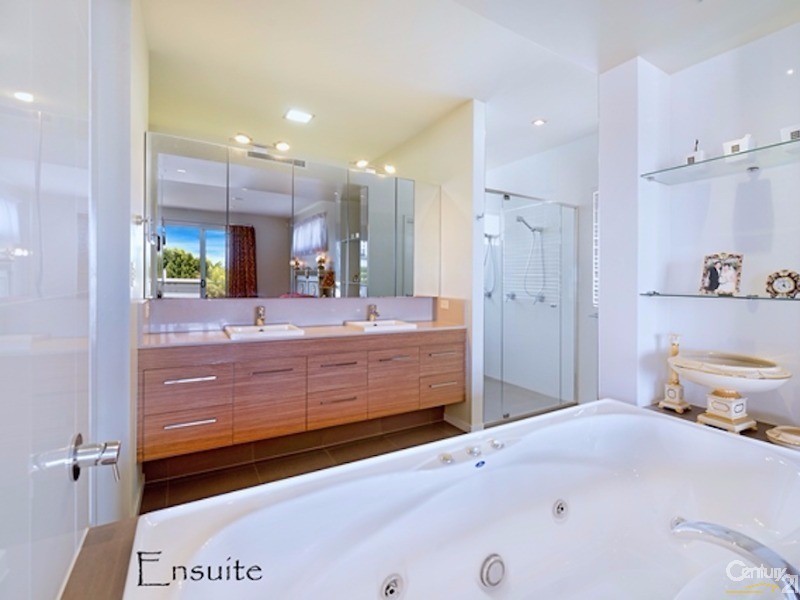 6011 The Boulevarde, Benowa QLD 4217