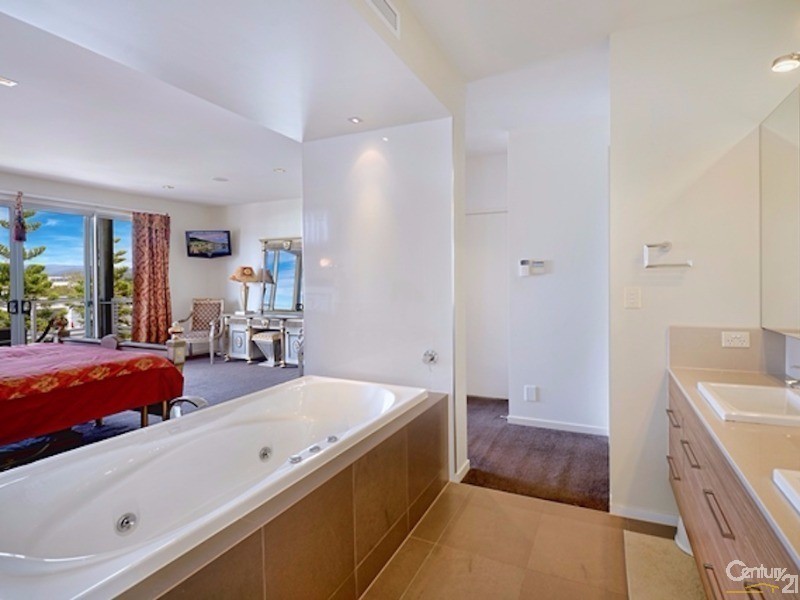 6011 The Boulevarde, Benowa QLD 4217