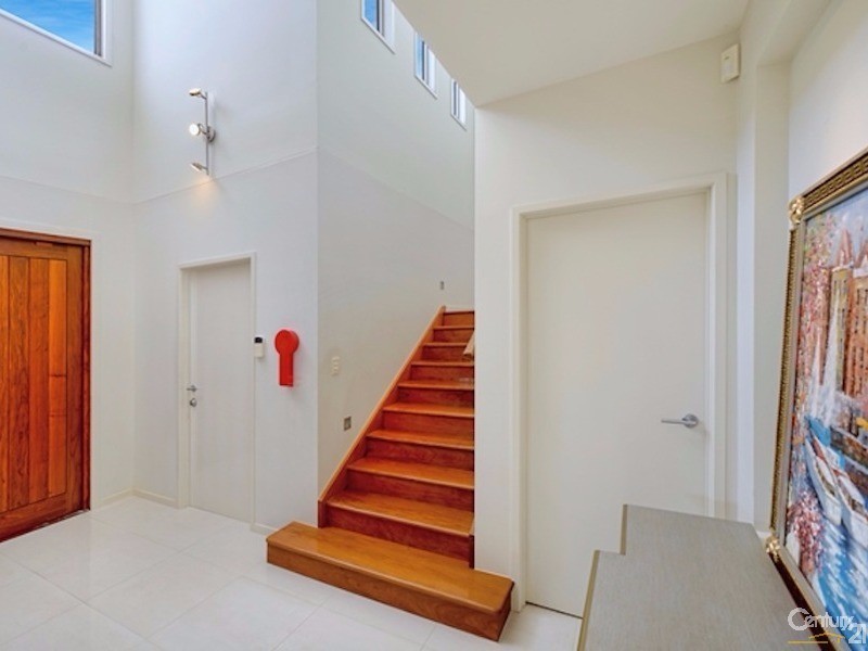 6011 The Boulevarde, Benowa QLD 4217