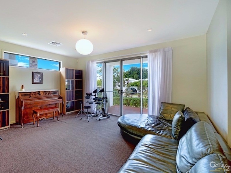 6011 The Boulevarde, Benowa QLD 4217