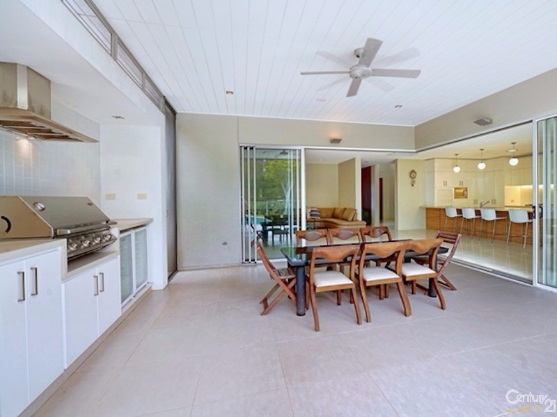 6011 The Boulevarde, Benowa QLD 4217