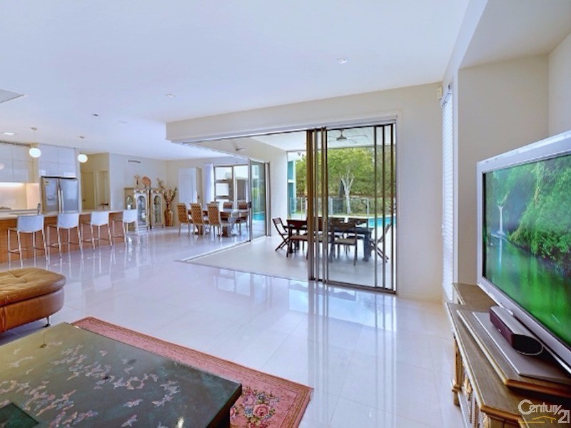 6011 The Boulevarde, Benowa QLD 4217