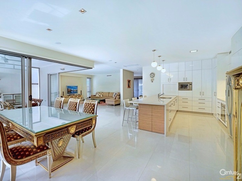 6011 The Boulevarde, Benowa QLD 4217