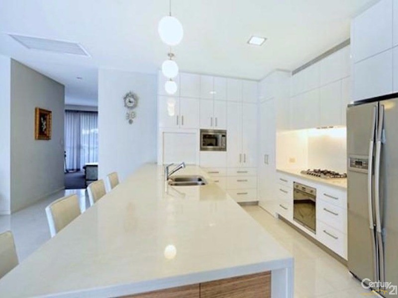 6011 The Boulevarde, Benowa QLD 4217