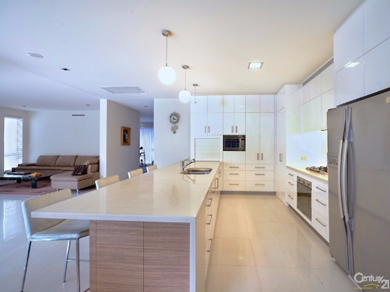 6011 The Boulevarde, Benowa QLD 4217