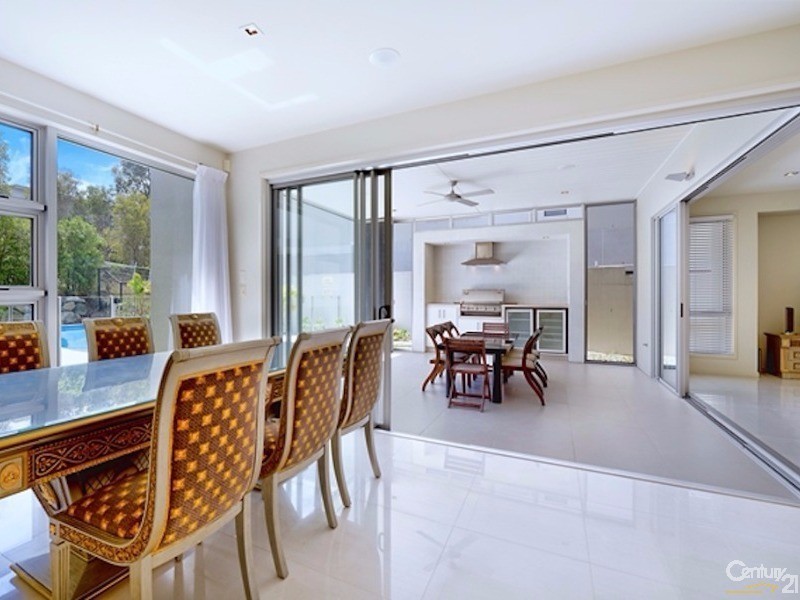 6011 The Boulevarde, Benowa QLD 4217