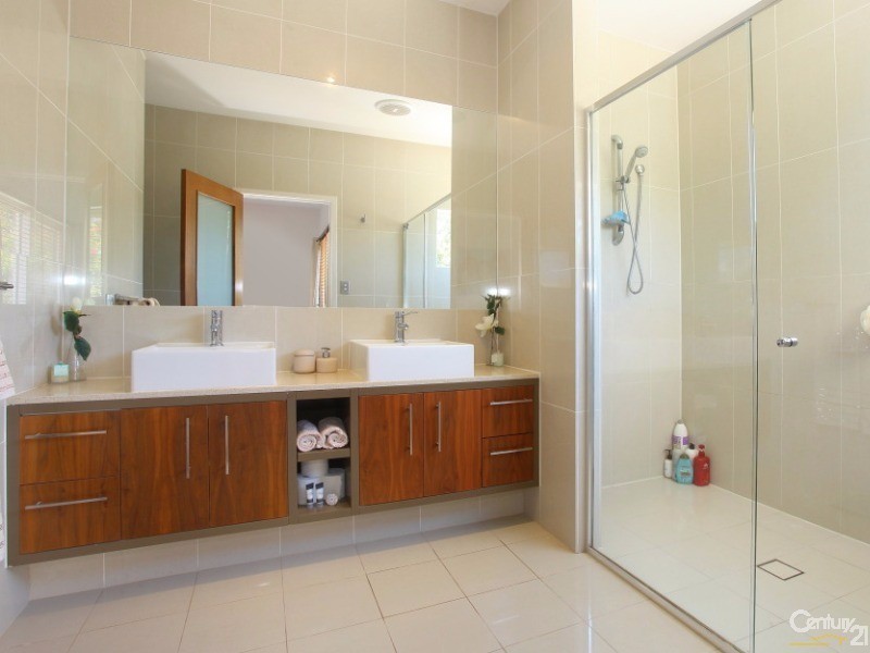 5018A Riverwood Grove, Benowa QLD 4217