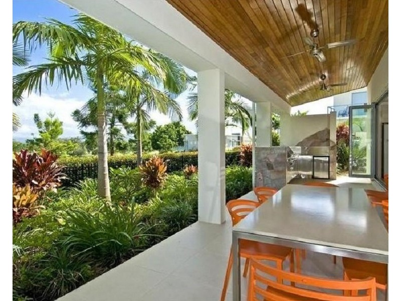 6016 VISTA DRIVE, Benowa QLD 4217