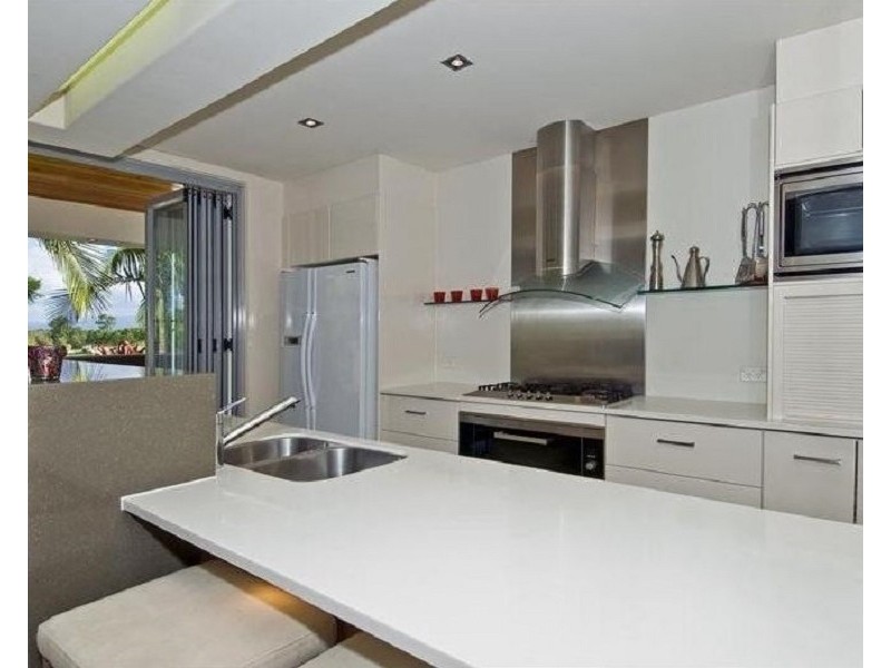 6016 VISTA DRIVE, Benowa QLD 4217