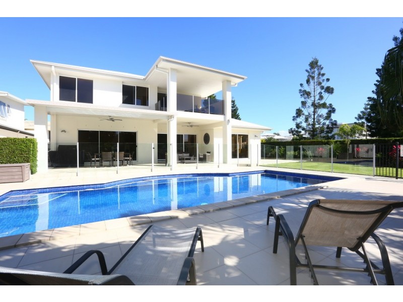 3017 The Boulevarde, Benowa QLD 4217