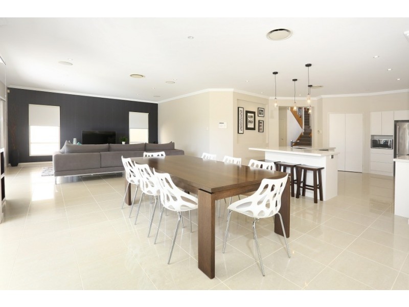 3017 The Boulevarde, Benowa QLD 4217