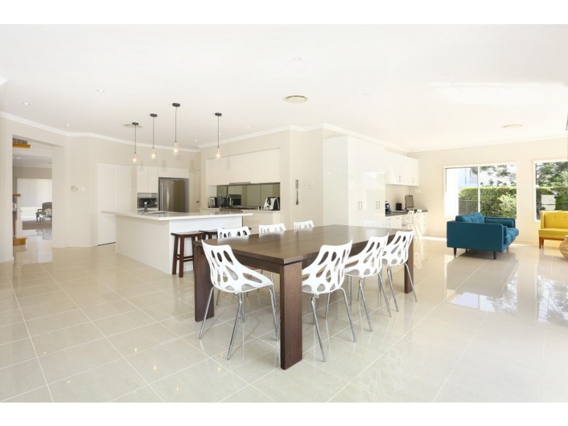 3017 The Boulevarde, Benowa QLD 4217