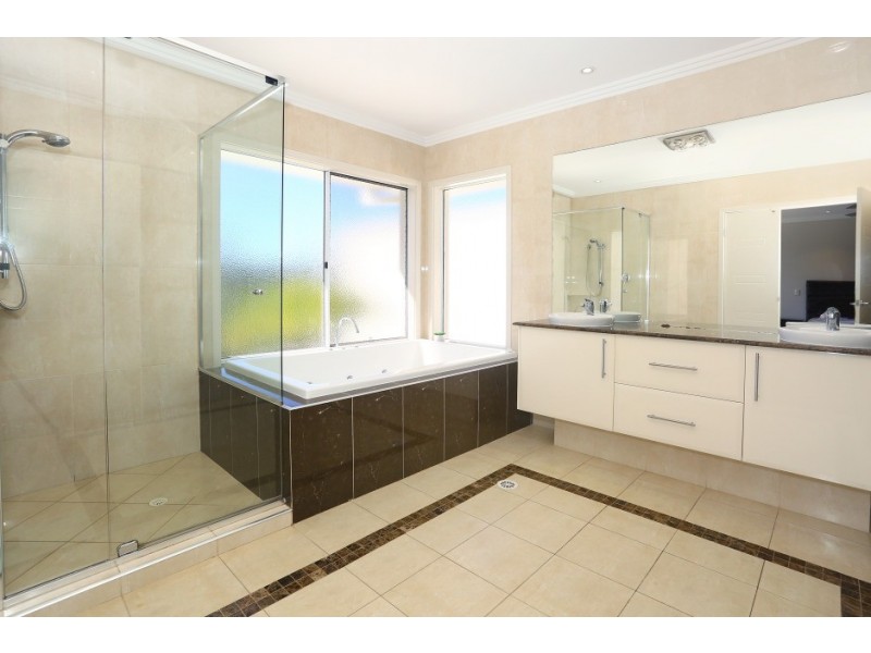 3017 The Boulevarde, Benowa QLD 4217