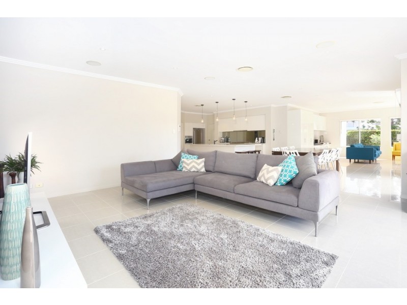 3017 The Boulevarde, Benowa QLD 4217