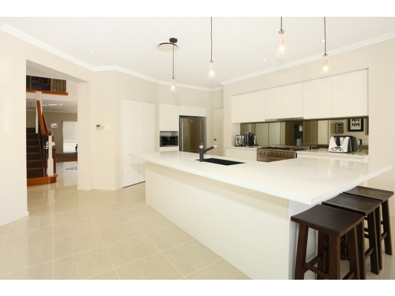 3017 The Boulevarde, Benowa QLD 4217