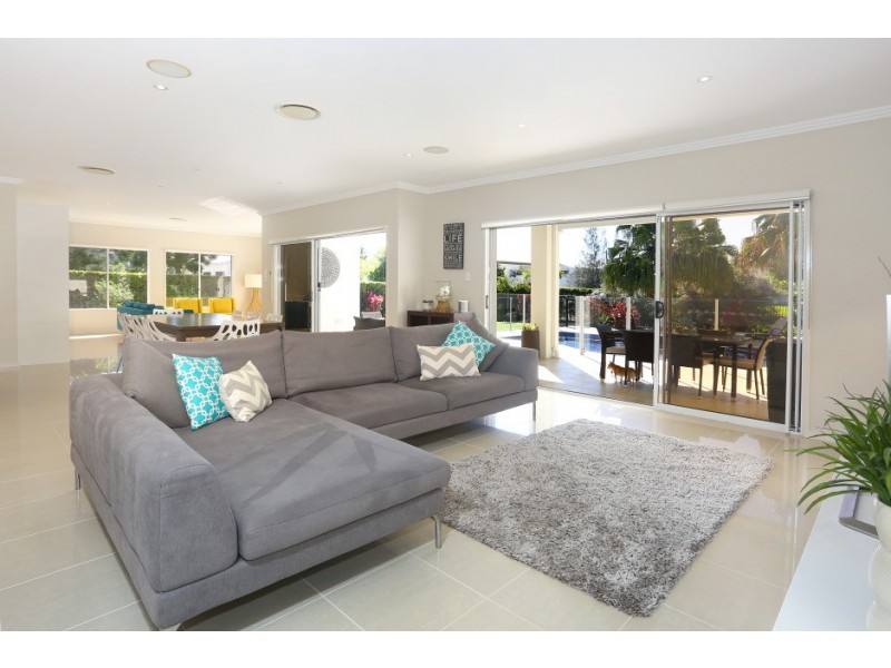 3017 The Boulevarde, Benowa QLD 4217