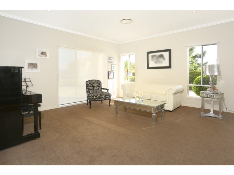 3017 The Boulevarde, Benowa QLD 4217