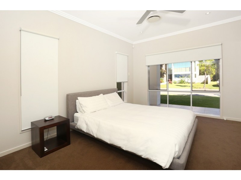 3017 The Boulevarde, Benowa QLD 4217