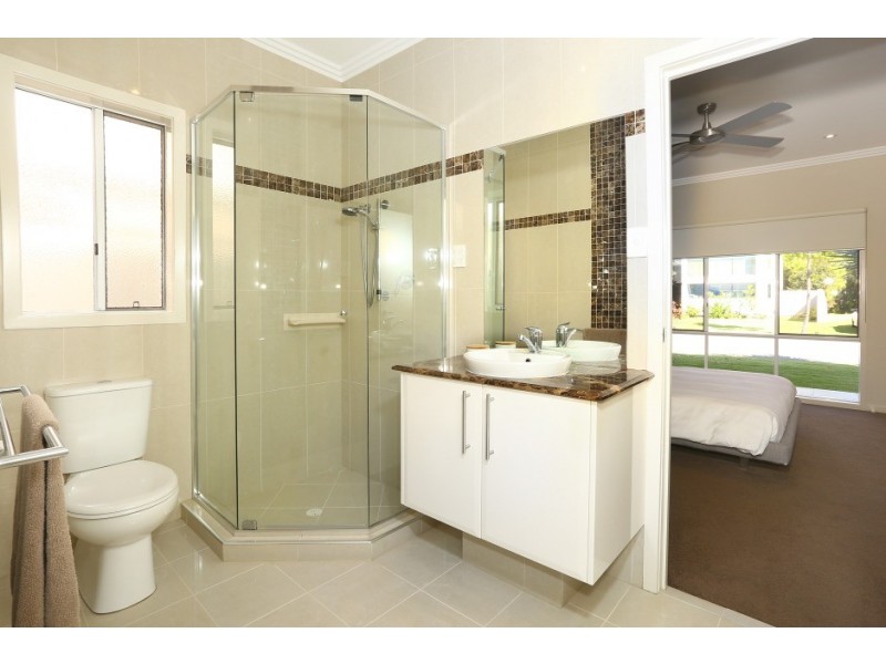 3017 The Boulevarde, Benowa QLD 4217