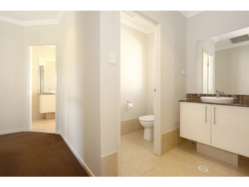 3017 The Boulevarde, Benowa QLD 4217