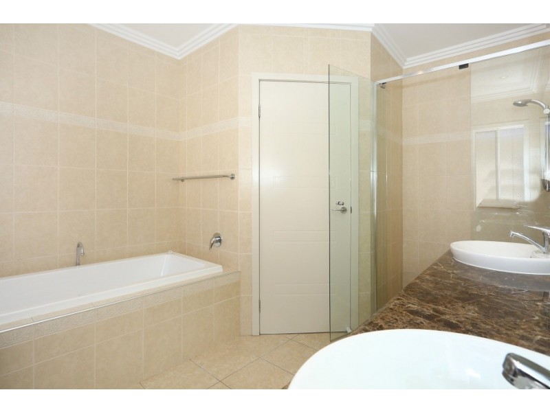 3017 The Boulevarde, Benowa QLD 4217