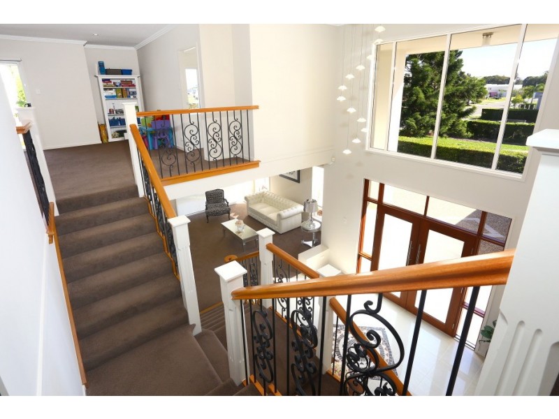 3017 The Boulevarde, Benowa QLD 4217