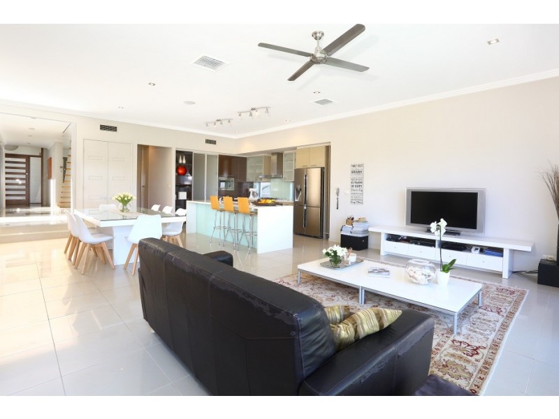 1024 Lakeview Terrace, Benowa QLD 4217