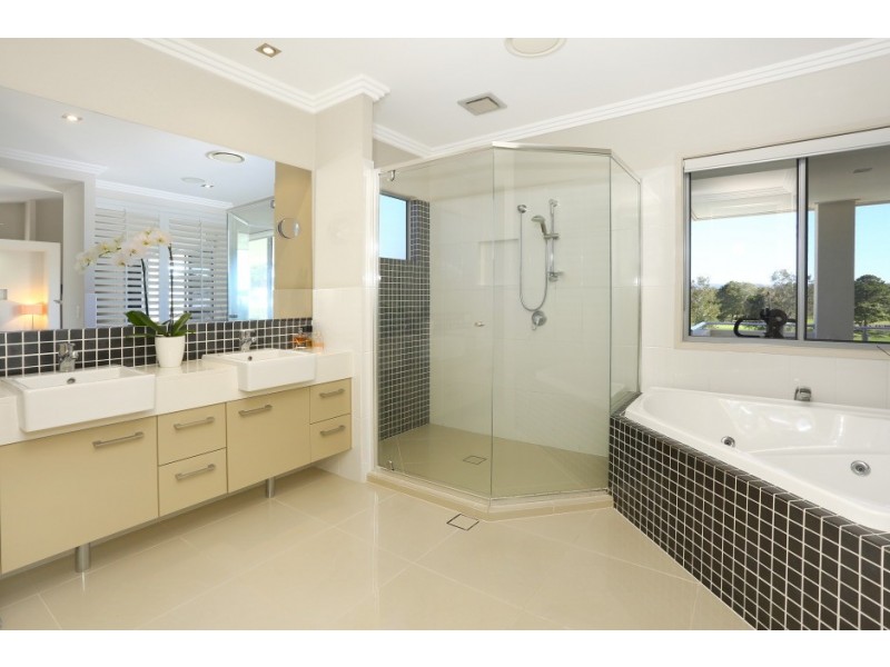 1024 Lakeview Terrace, Benowa QLD 4217