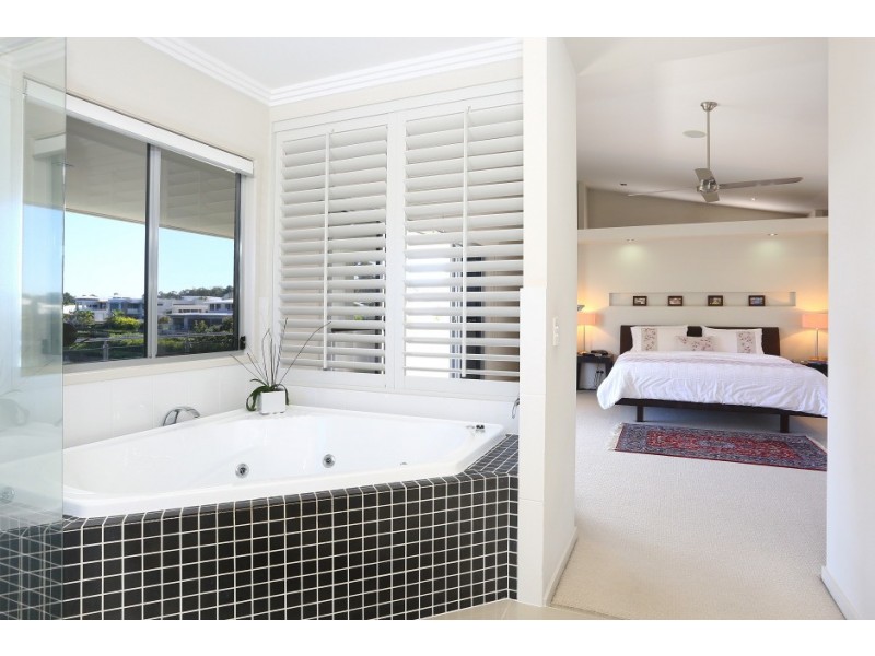 1024 Lakeview Terrace, Benowa QLD 4217