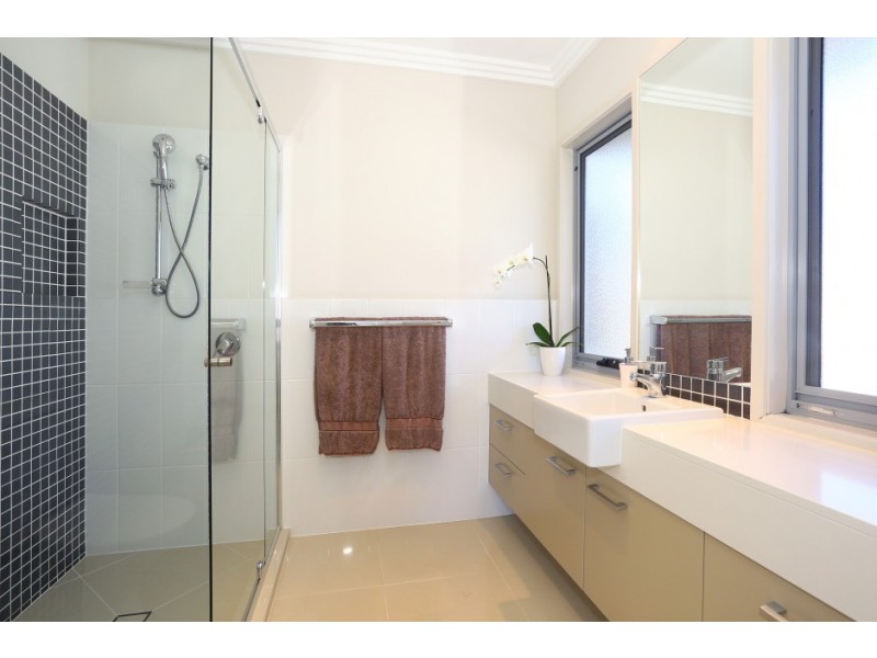 1024 Lakeview Terrace, Benowa QLD 4217