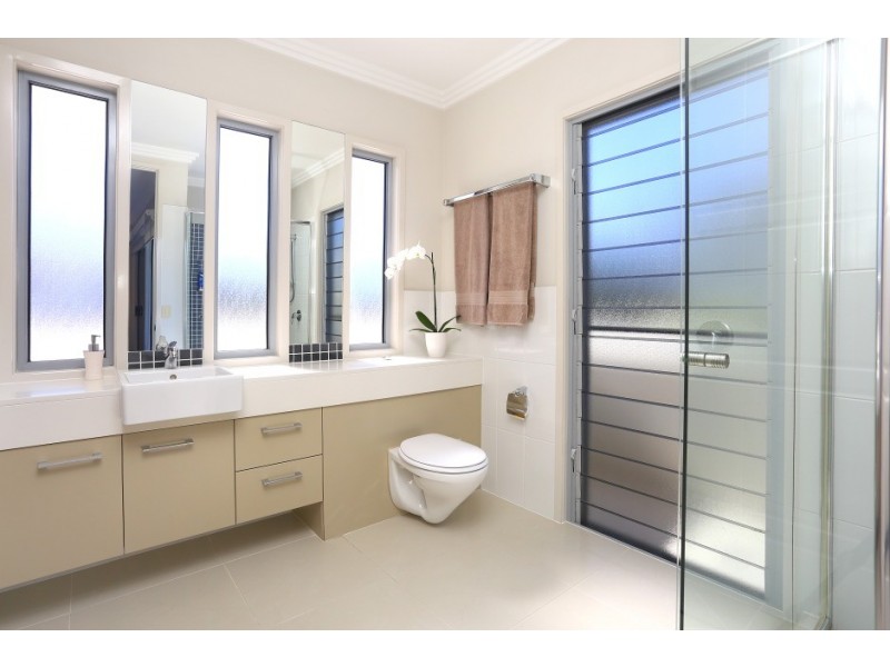 1024 Lakeview Terrace, Benowa QLD 4217