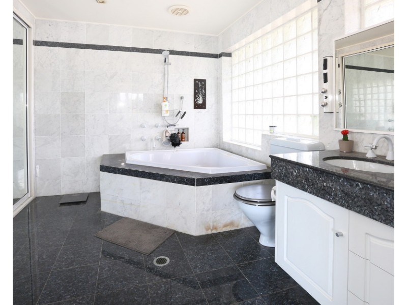 652 Nerang Broadbeach Road, Carrara QLD 4211