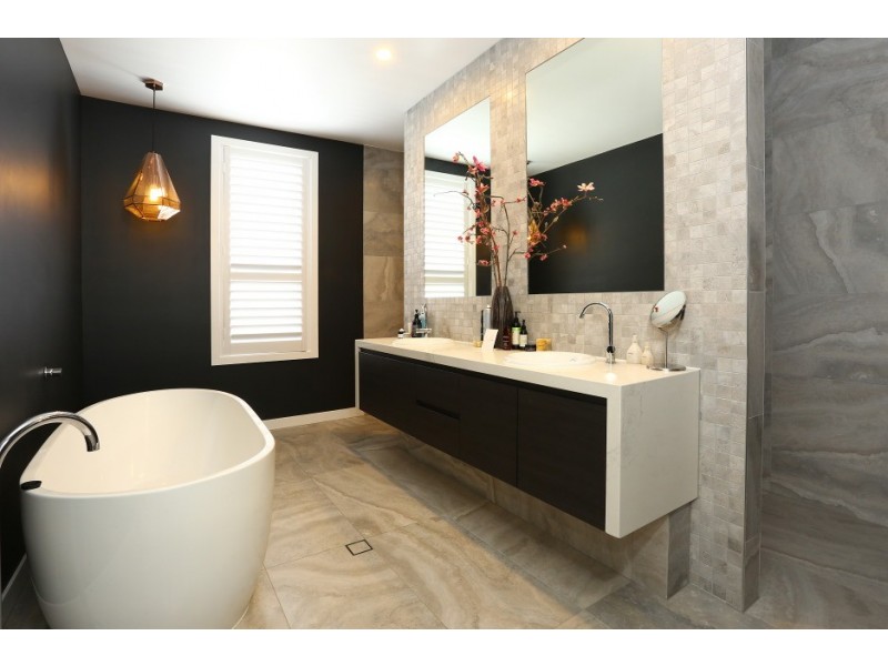 4005 The Boulevarde, Benowa QLD 4217