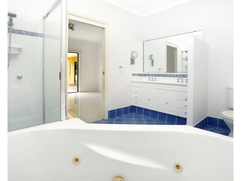 27 HILLRIDGE CRESCENT, Varsity Lakes QLD 4227