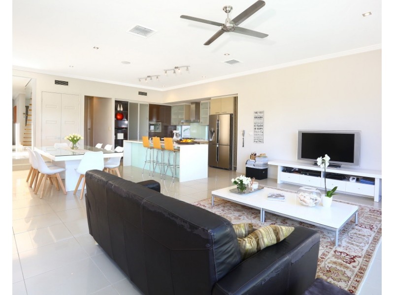 1024 LAKEVIEW TERRACE, Benowa QLD 4217