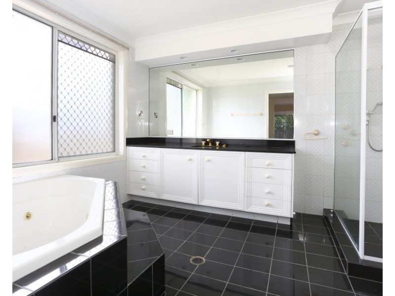 114  EDINBURGH, Benowa Waters QLD 4217