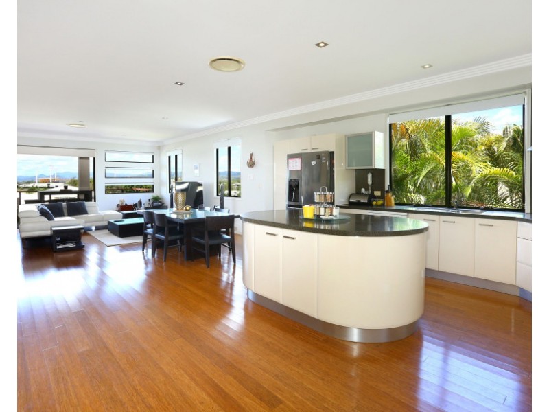 2/6009 The Boulevarde, Benowa QLD 4217