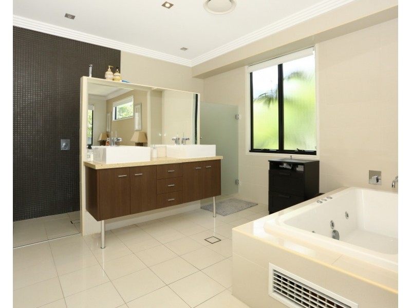 2/6009 The Boulevarde, Benowa QLD 4217