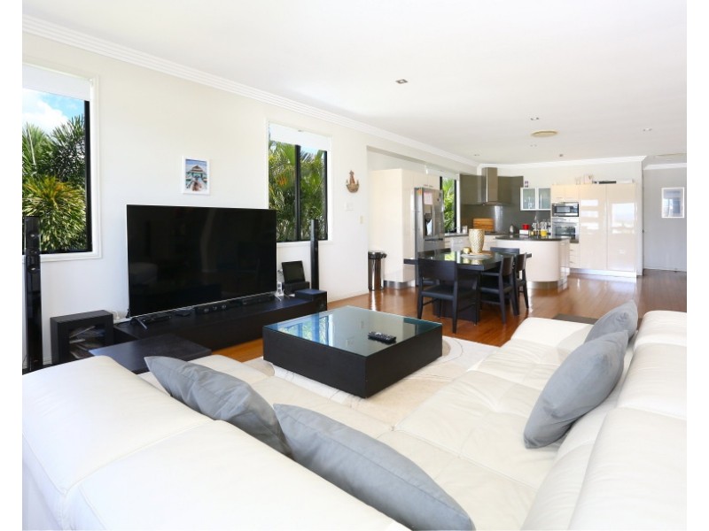 2/6009 The Boulevarde, Benowa QLD 4217