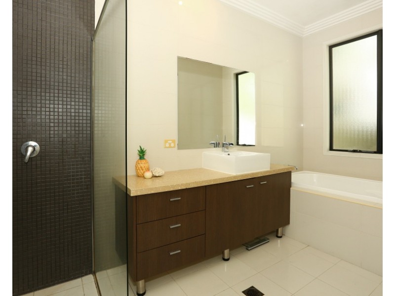 2/6009 The Boulevarde, Benowa QLD 4217