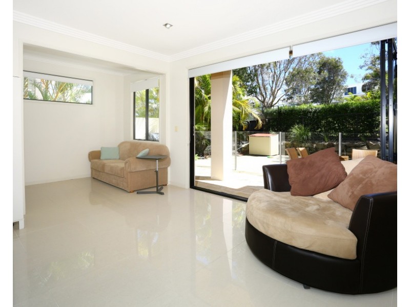 2/6009 The Boulevarde, Benowa QLD 4217