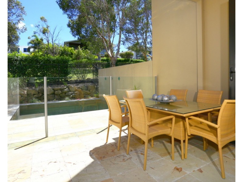 2/6009 The Boulevarde, Benowa QLD 4217