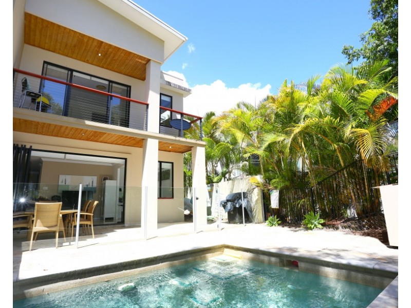 2/6009 The Boulevarde, Benowa QLD 4217