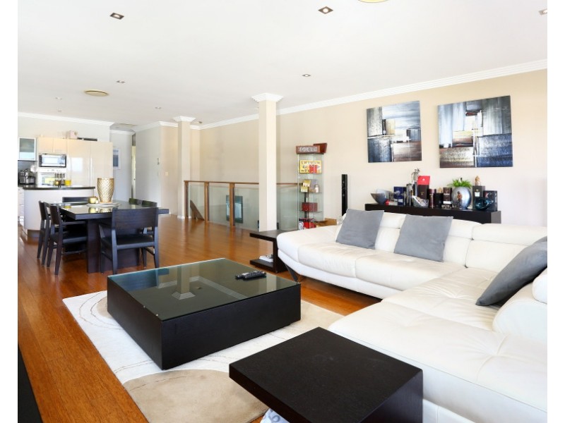 2/6009 The Boulevarde, Benowa QLD 4217