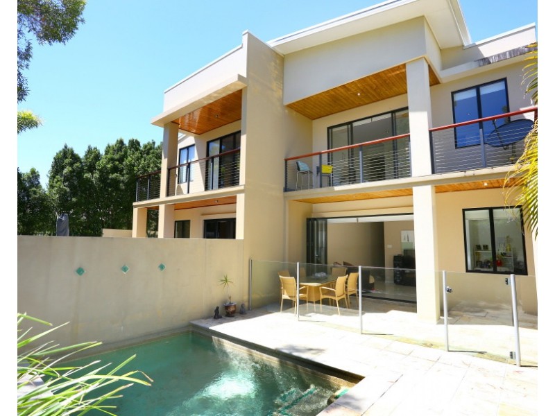 2/6009 The Boulevarde, Benowa QLD 4217