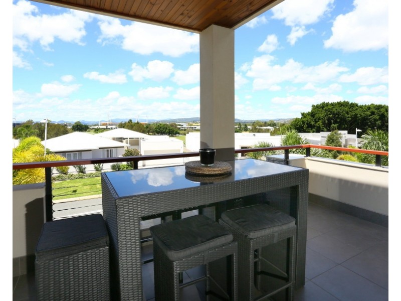2/6009 The Boulevarde, Benowa QLD 4217