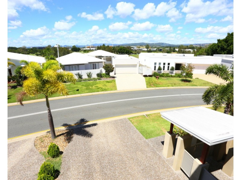 2/6009 The Boulevarde, Benowa QLD 4217