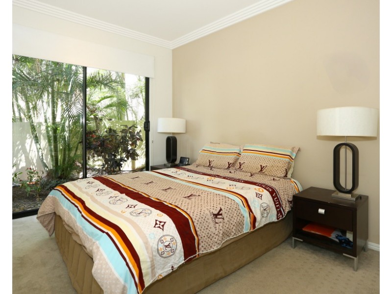 2/6009 The Boulevarde, Benowa QLD 4217