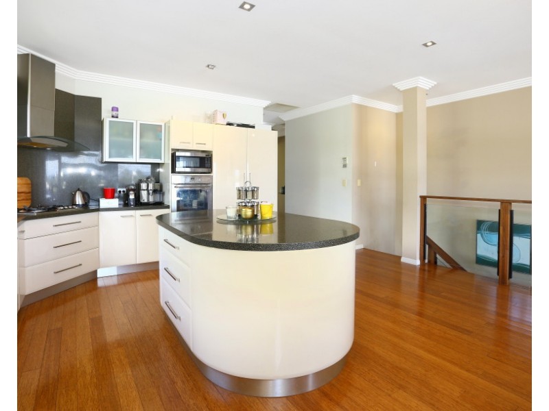 2/6009 The Boulevarde, Benowa QLD 4217