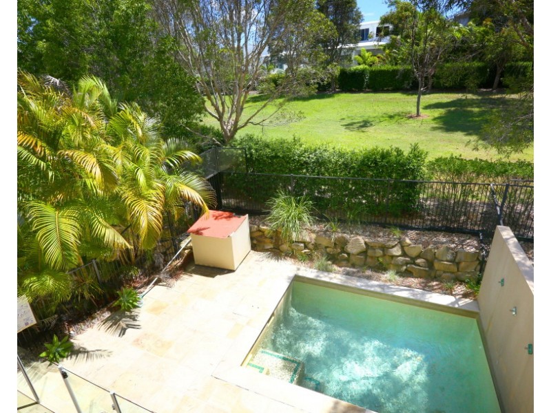 2/6009 The Boulevarde, Benowa QLD 4217